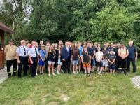 Die Gruppe aus deutschen und polnischen Jugendlichen mit Betreuern vor dem Feuerwehrmuseum in Belzec