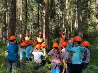 Die Kinder hören gespannt den Erklärungen zu